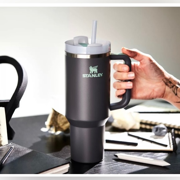 🎉LAST PIECE🎉 Stanley 40 oz. Quencher H2.0 FlowState Tumbler Charcoal - Picture 2 of 8